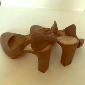 Suede pump with bow